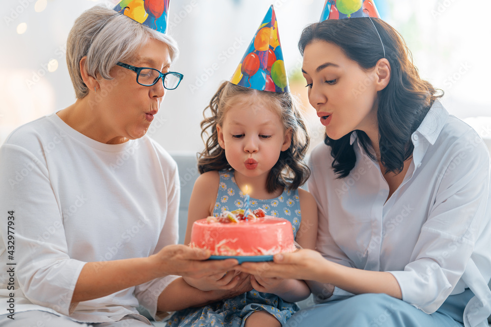 祖母、母亲和女儿正在庆祝生日。