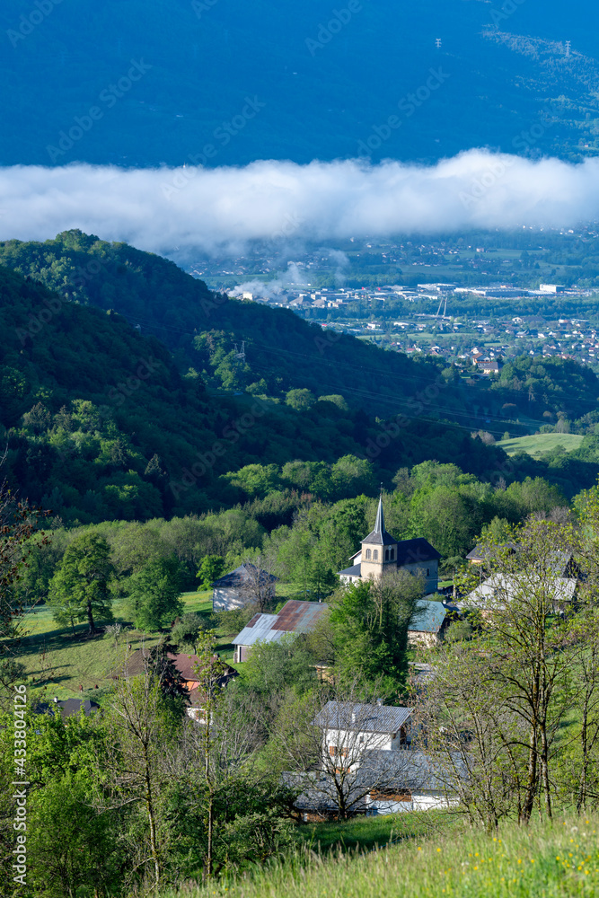 Paysage du Parc Naturel Régional des Bauges en Savoie en France dans les montagnes des Alpes