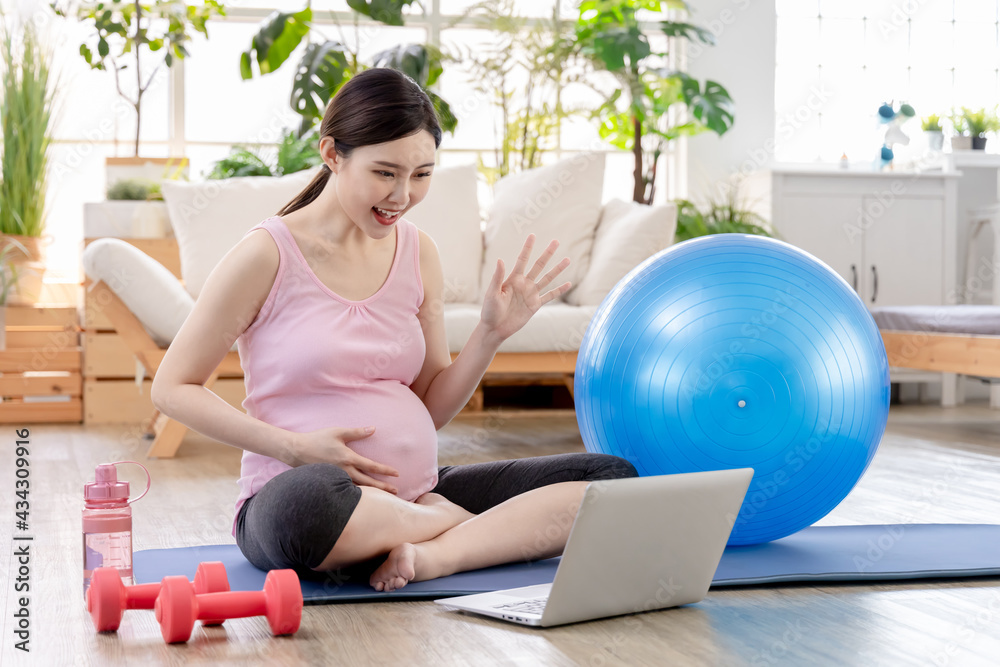 Pregnant woman workout online