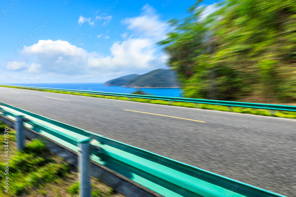 运动模糊的道路与海洋景观。