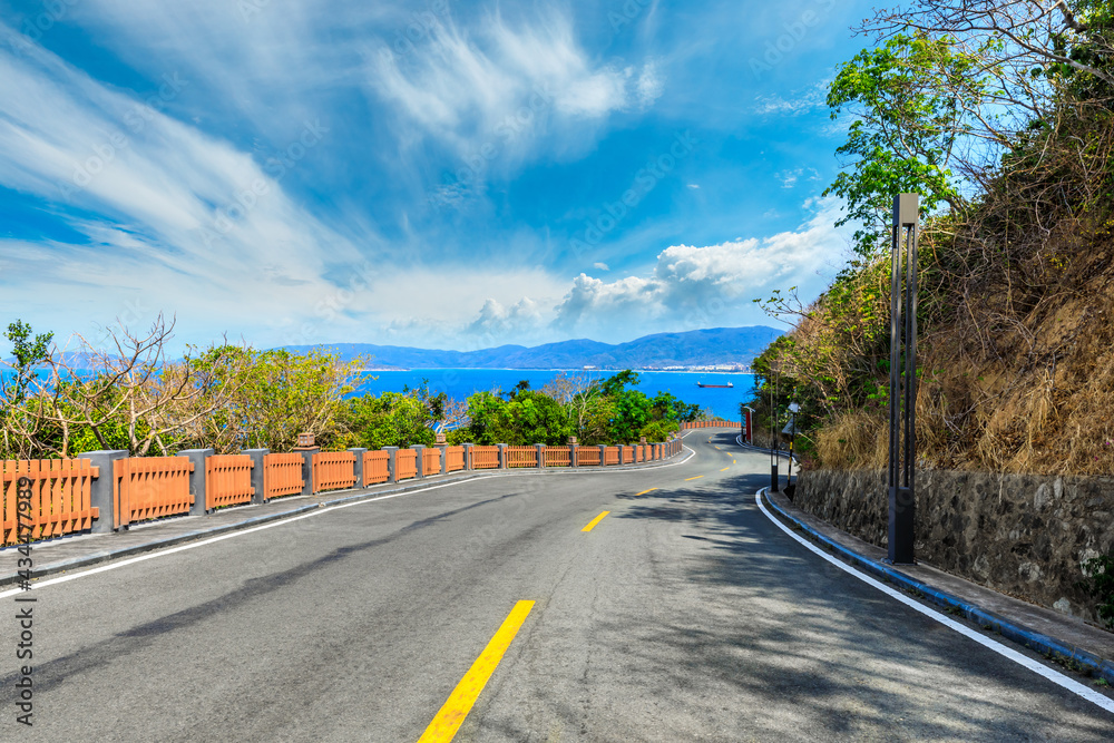 拥有蓝天和海洋景观的山区公路。