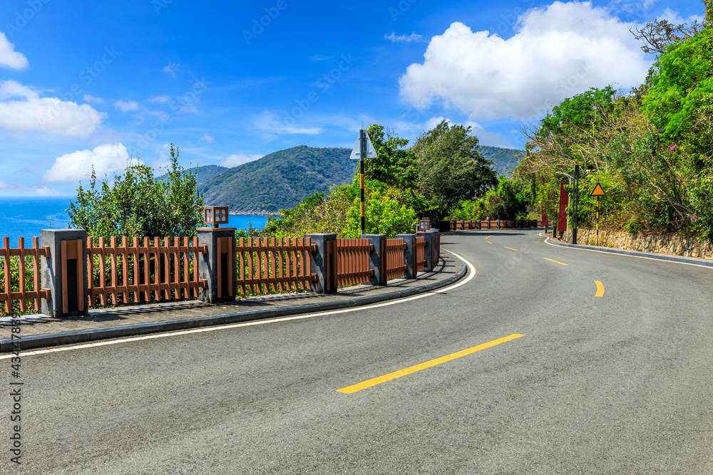 通往海湾的沥青公路。