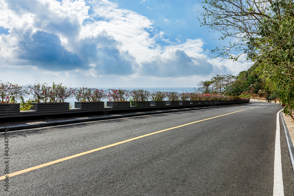 通往海湾的沥青公路。