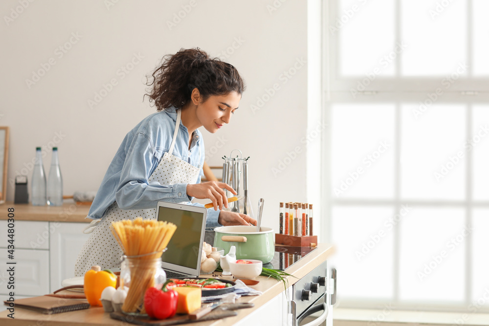 年轻女子在厨房做饭