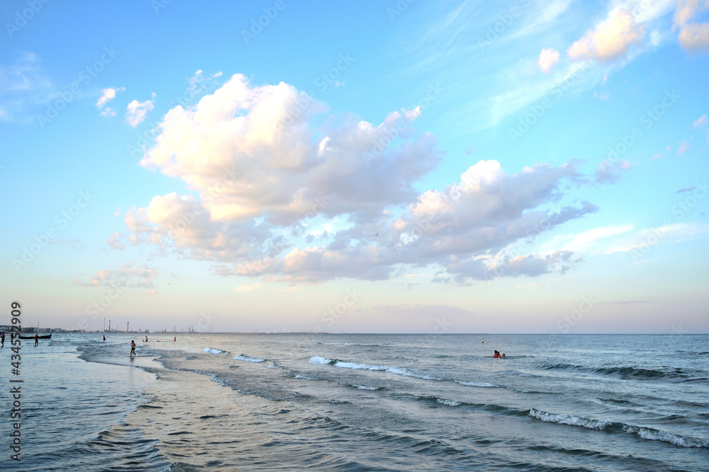 海滩上的日落-海景，云景-纳沃达里，康斯坦察县，多布鲁贾，罗马尼亚，欧洲，