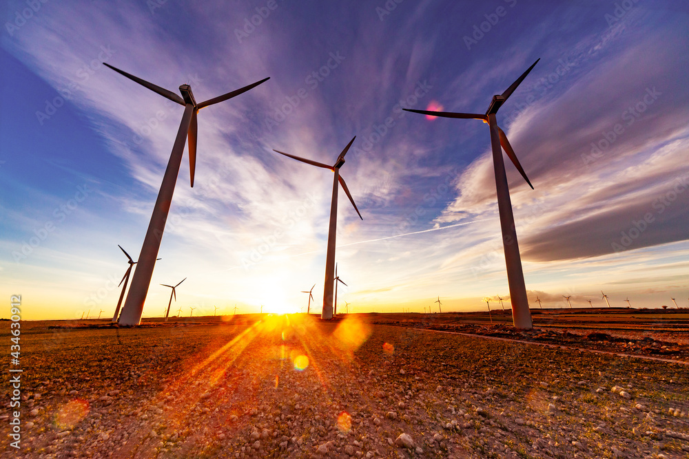 Parque eólico en el campo. Aerogeneradores para la generación de electricidad. Concepto de energía v