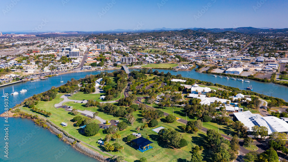 码头和大学的近景，背景是城市