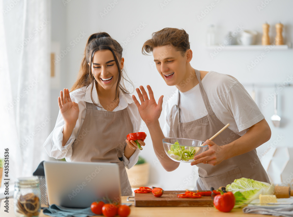 夫妇正在准备合适的饭菜