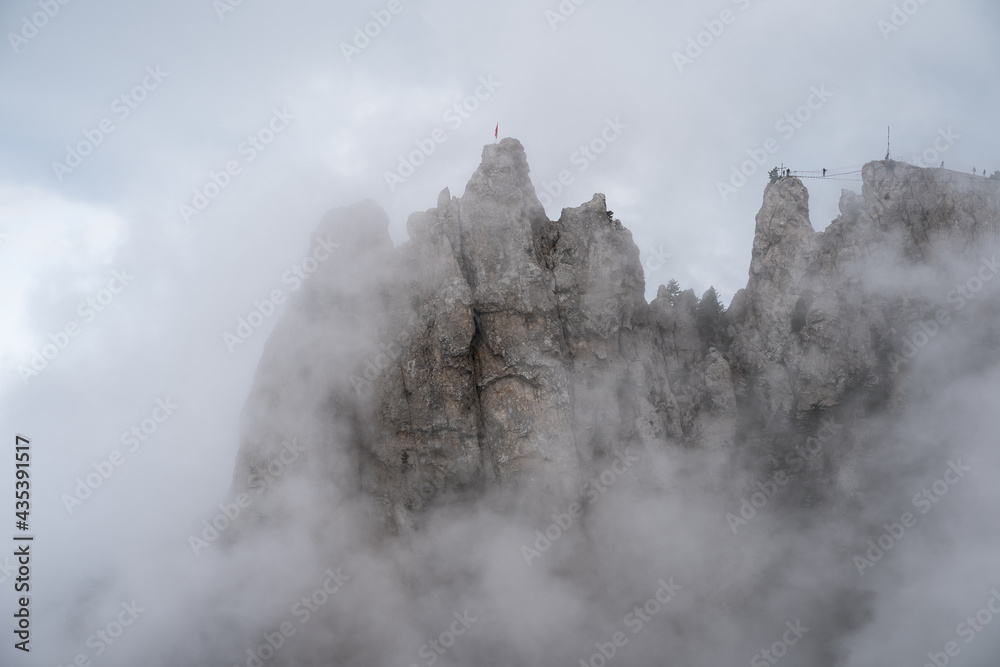 浓雾和云层中的岩石。戏剧性的阴郁山区景观。