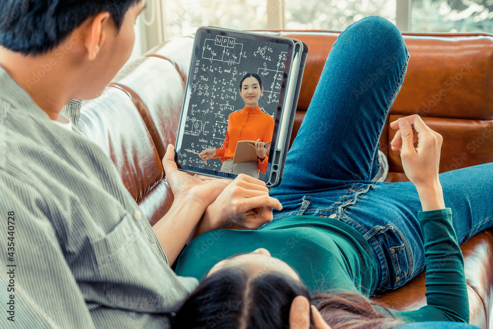 学生和大学的电子学习和在线教育概念。视频电话会议技术