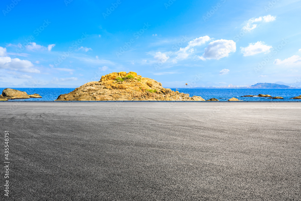 蓝天下的柏油路和美丽的海边风景。