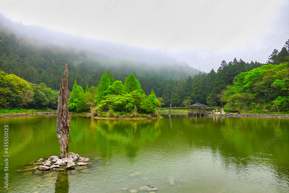 云雾环绕仙境。明池是一个高山湖泊，凉爽宜人