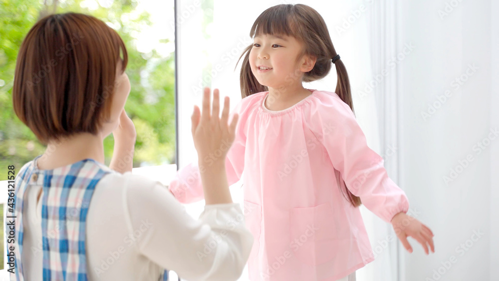 保育士と遊ぶ女の子