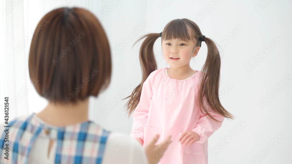 保育士と遊ぶ女の子