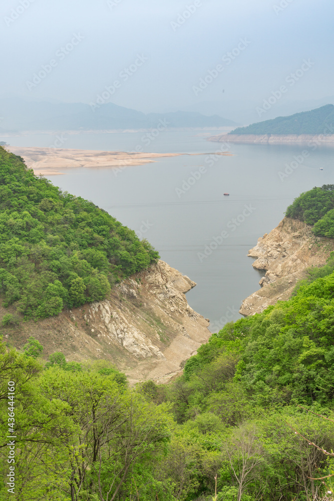 中国丹东的湖泊、山丘和树林，春天。