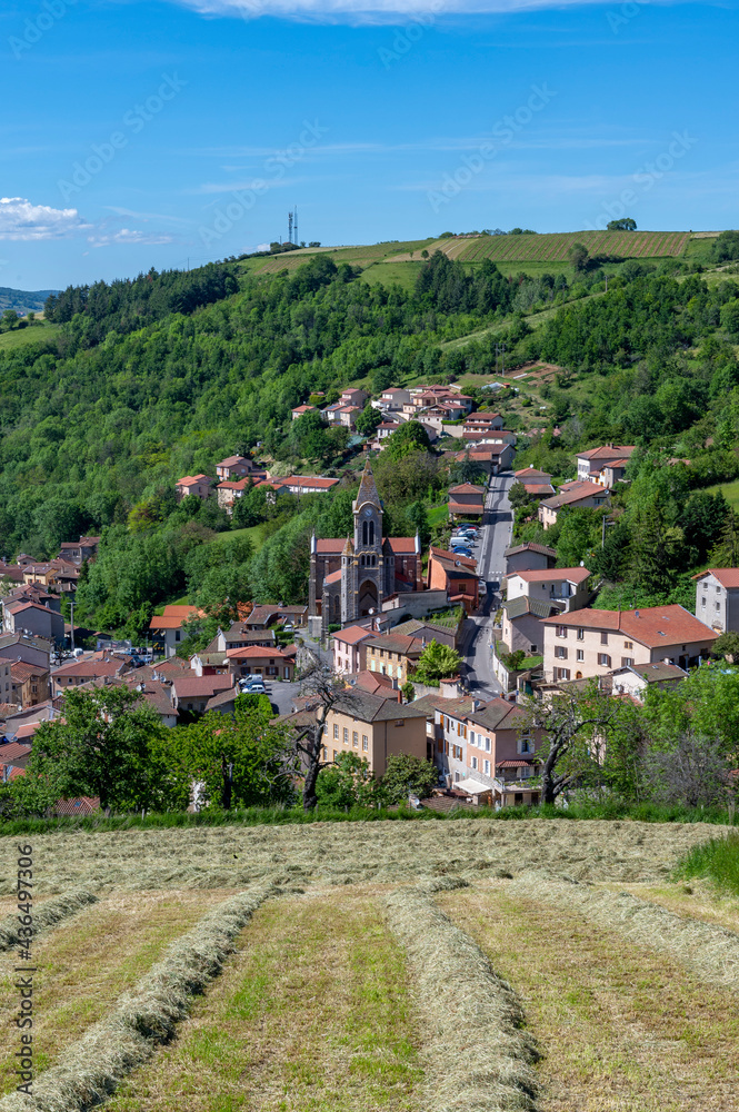 Village de Courzieu dans les Monts du Lyonnais au printemps dans le département du Rhône en France