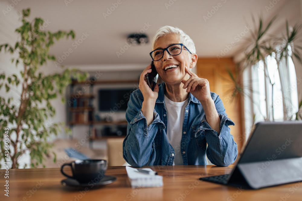 自信的女商人，通过电话与上司交谈。