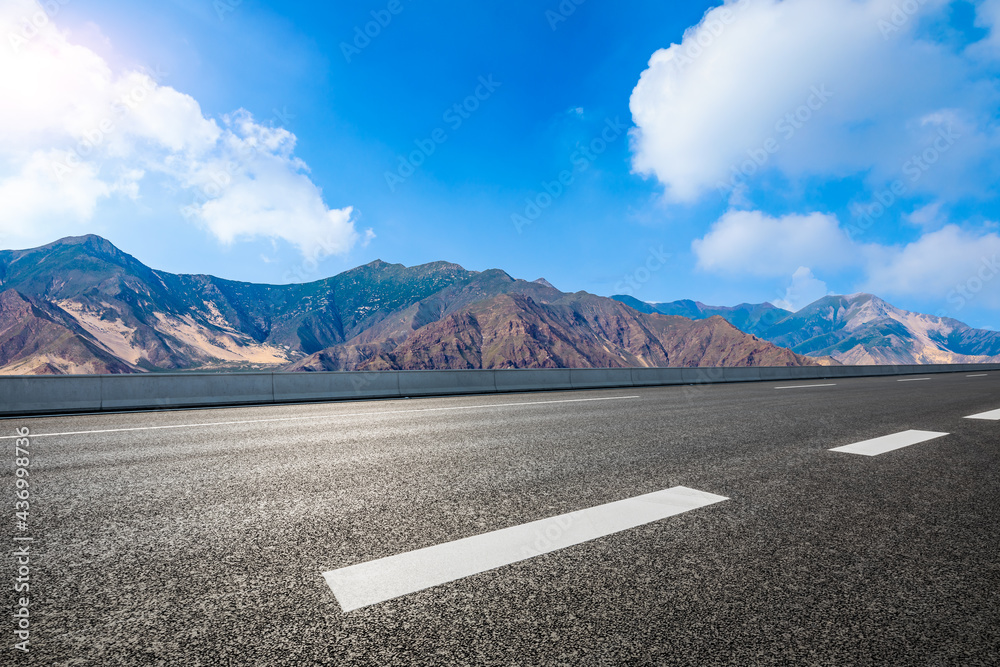 沥青公路和山地景观，路面背景。