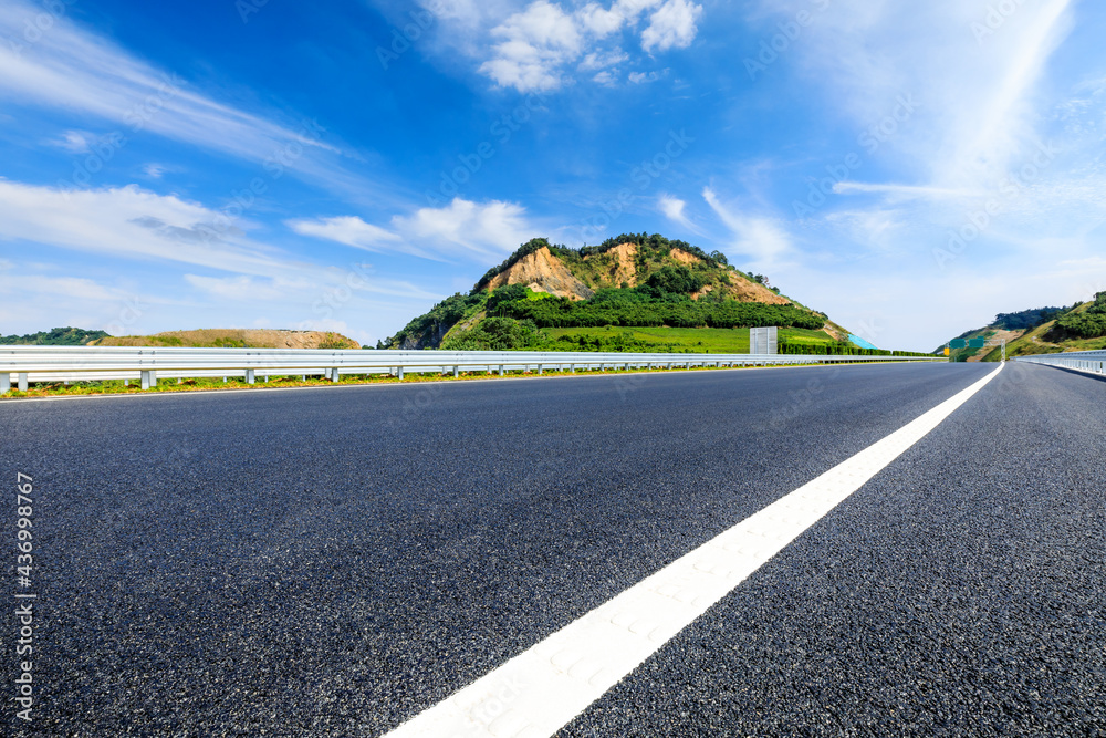 沥青公路和山地景观，路面背景。