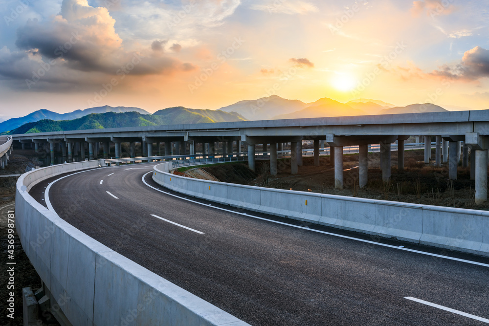 日落时的沥青公路和山脉景观，路面背景。