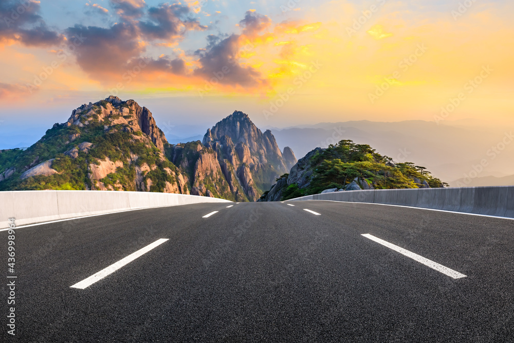 日落时的沥青公路和山脉景观，路面背景。