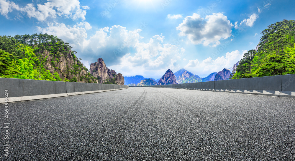 沥青公路和山地景观，路面背景。