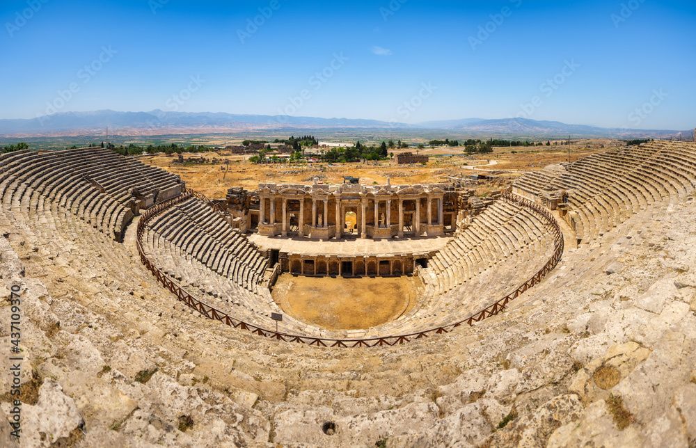 Hierapolis，Pammukale，土耳其。古代圆形剧场。白天的全景景观。联合国教科文组织Heri