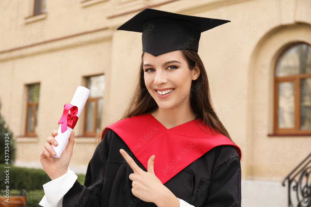 毕业当天，身穿学士服、持有毕业证书的女学生