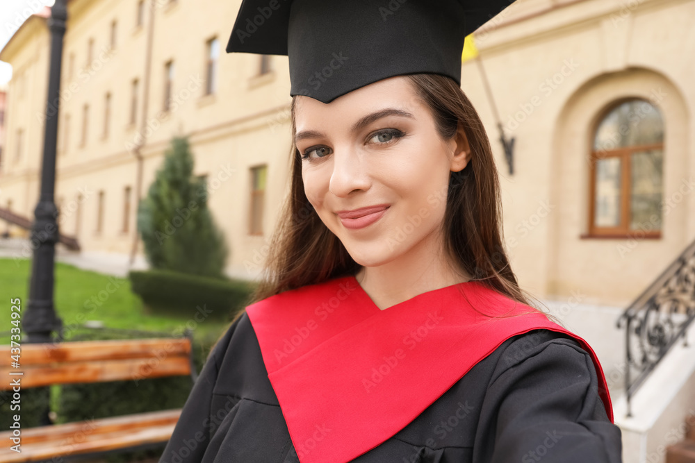 毕业当天穿着学士长袍的女学生