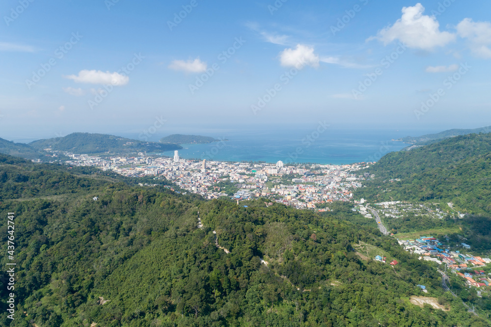 泰国普吉岛巴东湾的蓝海蓝天，前景是山