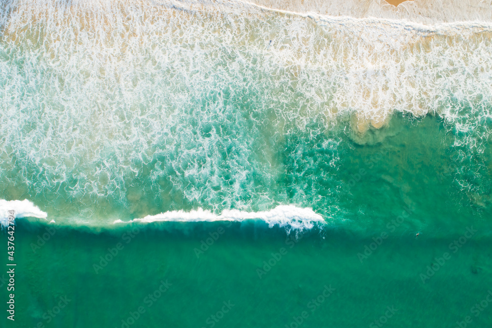 热带海域大浪纹理鸟瞰细节，海浪撞击海滩鸟瞰无人机