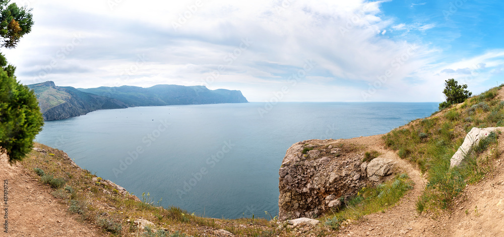 阳光明媚的日子里，美丽的海景全景。美丽的夏季景观。自然背景。