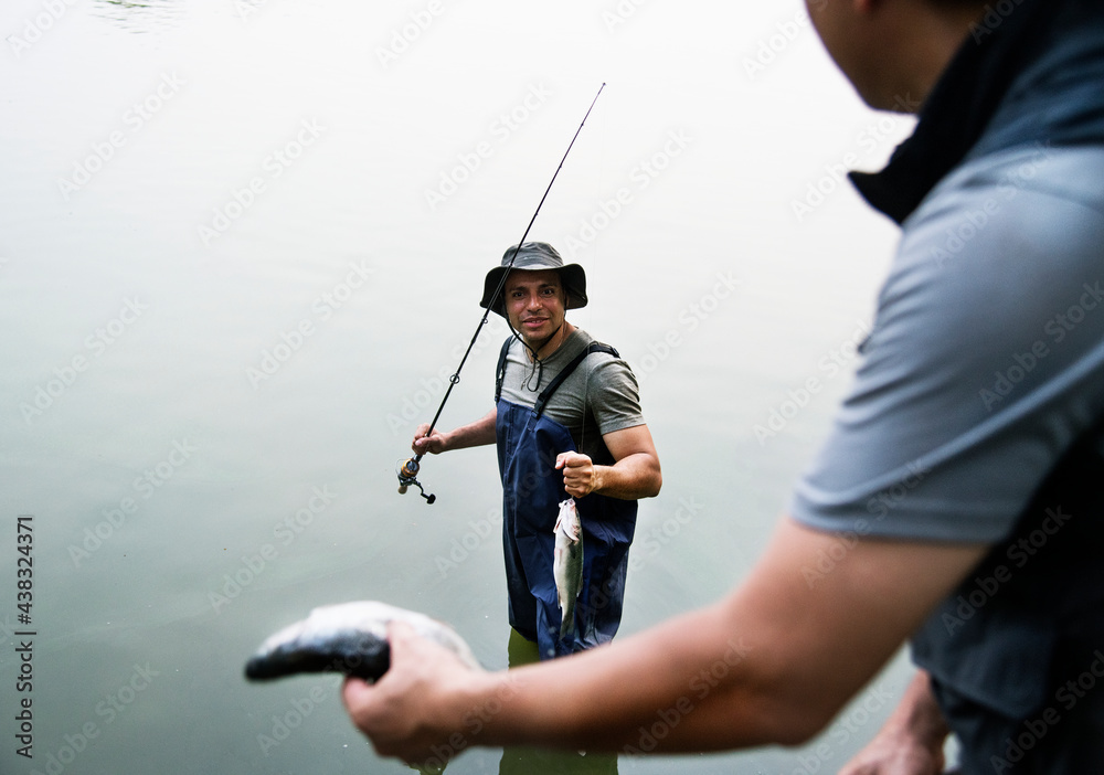 男人在湖边钓鱼