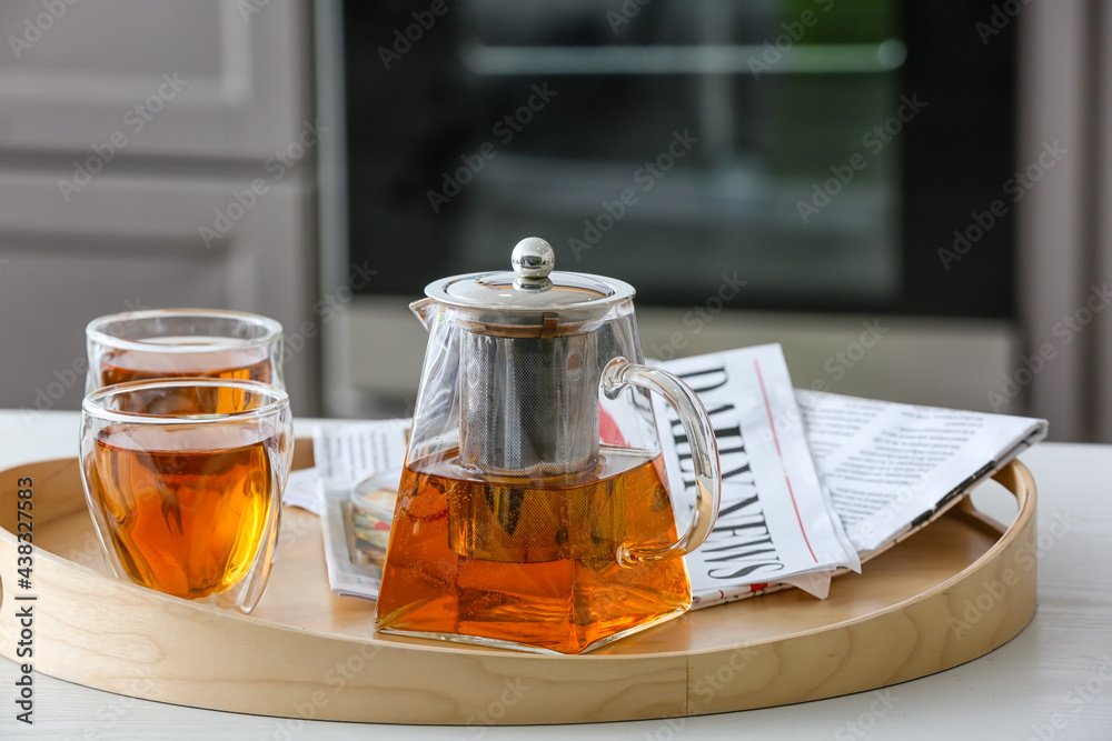 房间桌子上的茶壶和几杯热饮