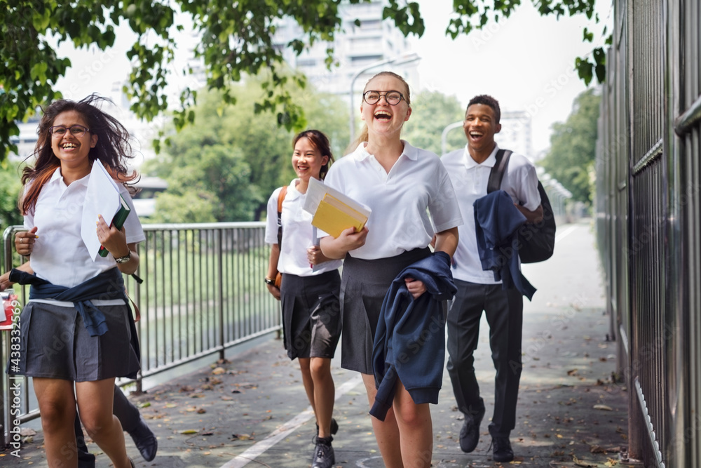 学生在放学回家的路上