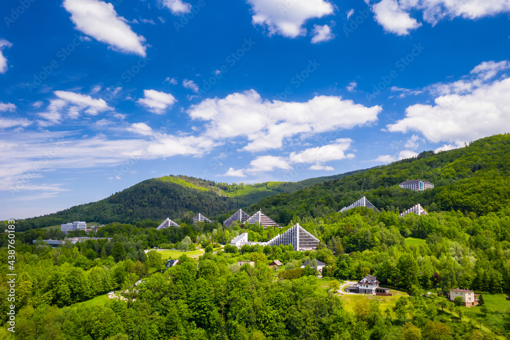 西里西亚别斯基德山脉上的乌斯特龙镇和疗养胜地的风景。波兰