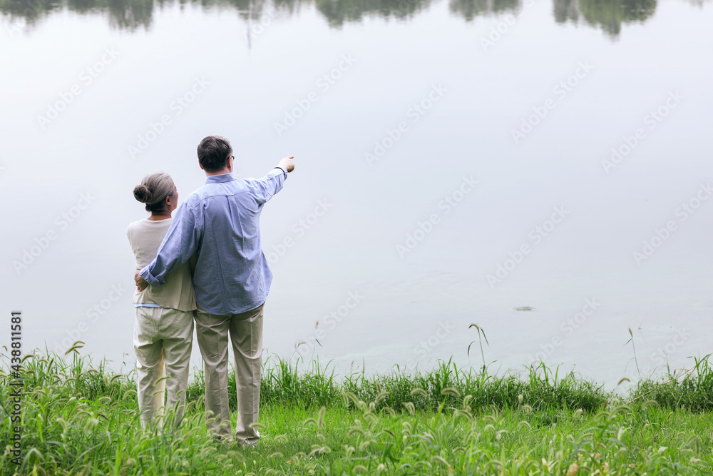 幸福的老夫妻在湖边看风景