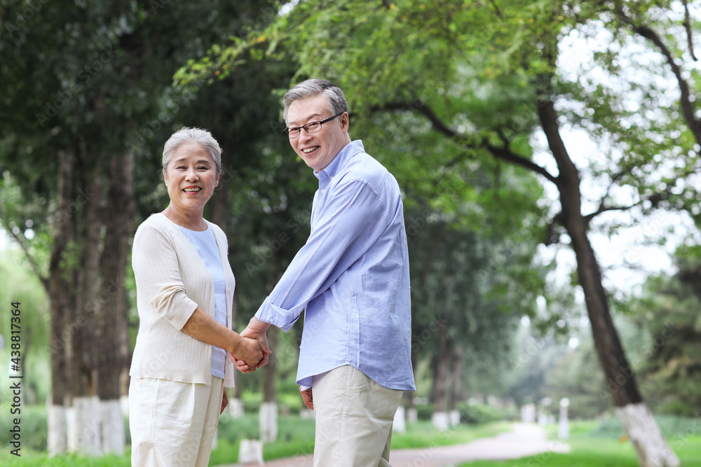 幸福的老夫妇在公园里散步