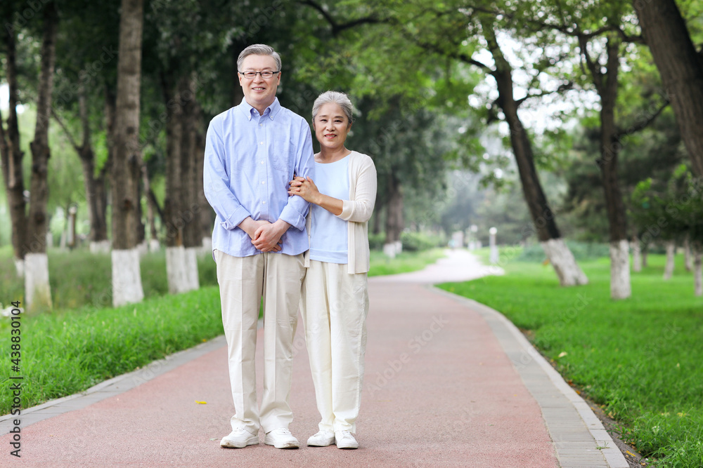 幸福的老夫妇在公园里散步