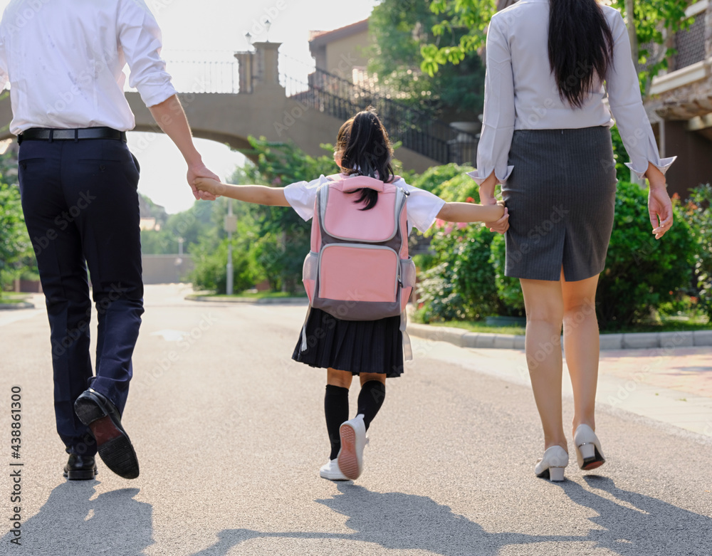 年轻父母送孩子上学