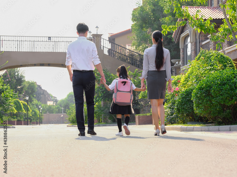 年轻父母送孩子上学