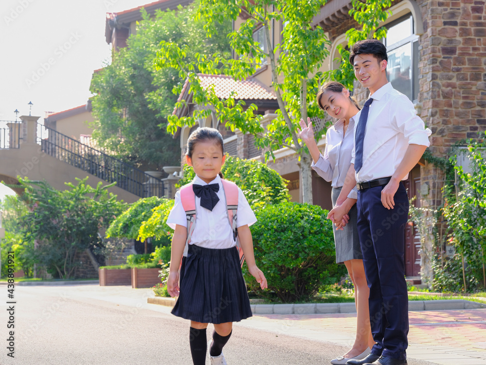 年轻父母送孩子上学