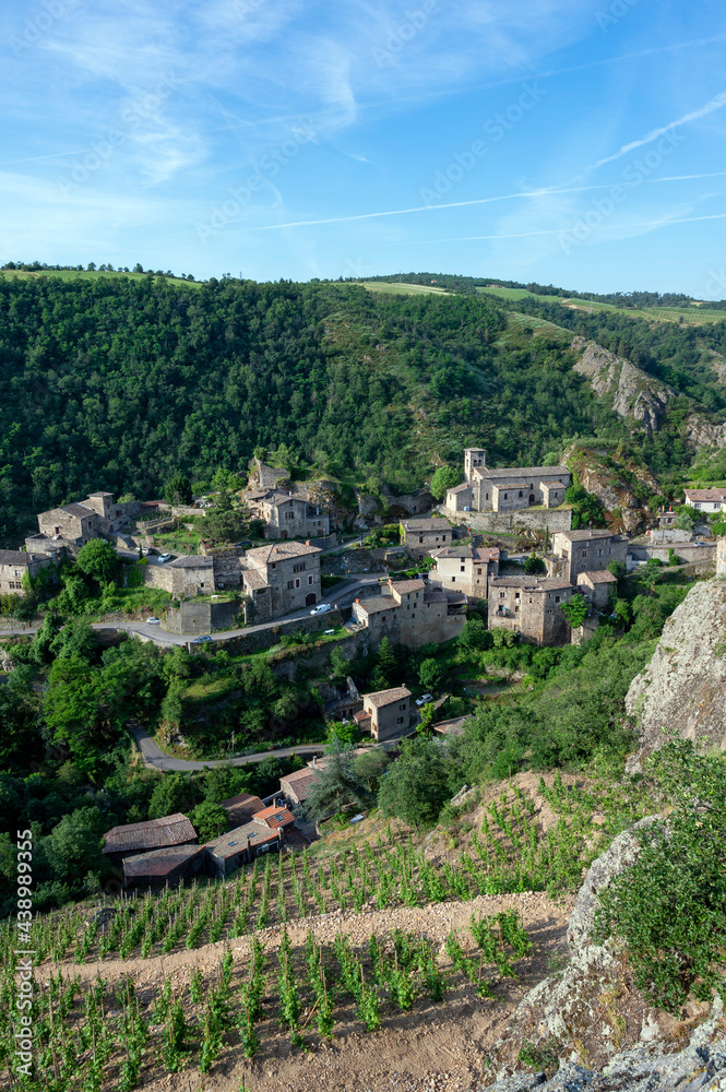 Le village médiéval de Malleval dans les coteaux des Côtes-du-Rhône dans le département de la Loire 