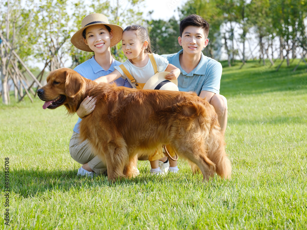 幸福的三口之家和户外照片中的宠物狗