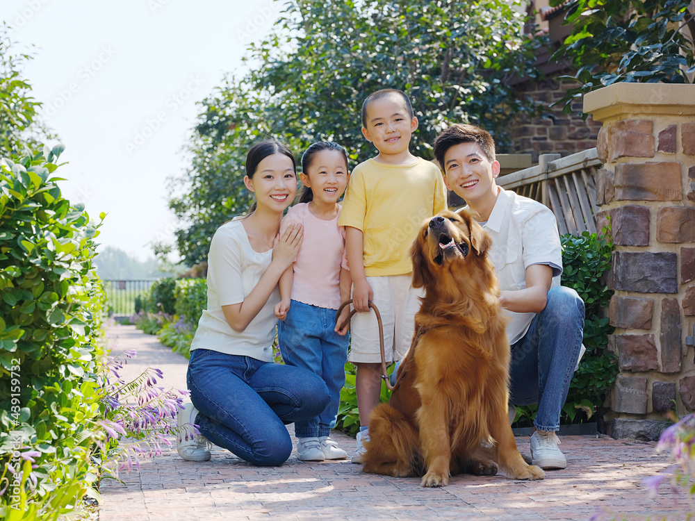 幸福的四口之家和户外照片中的宠物狗