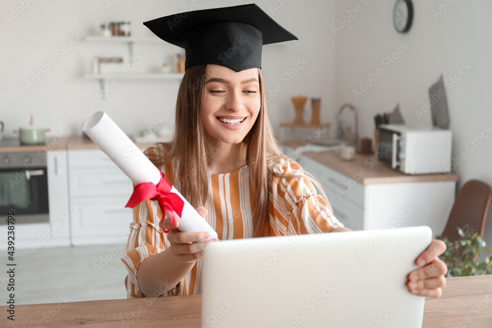 快乐的女学生在家毕业。网上学习的概念