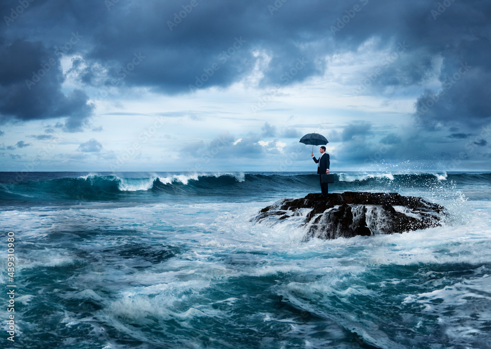 暴风雨海洋中撑伞的商人