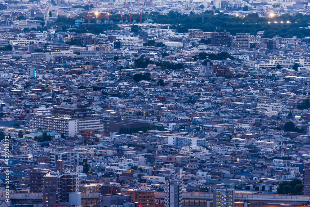 灯りがつき始めた夕暮れの東京の景色