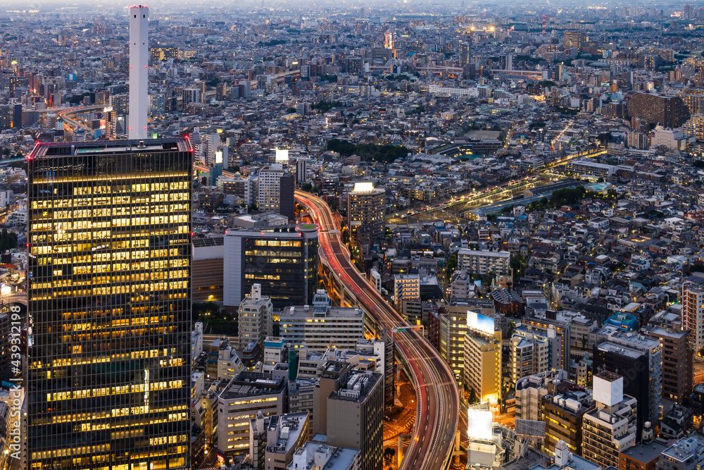 灯りがつき始めた夕暮れの東京の景色