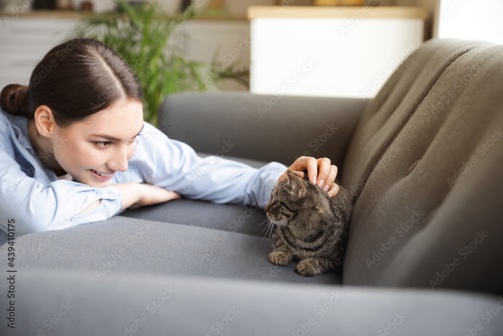 家里养着可爱猫的漂亮年轻女人